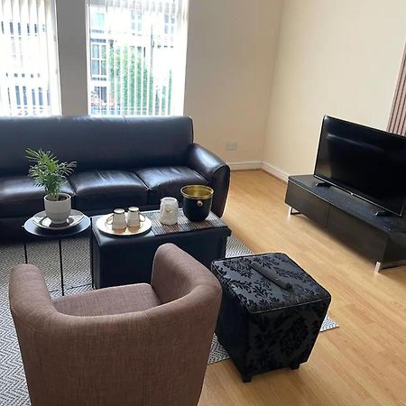 2-Bed Apartment - Sleeps 4 - Street Parking - Wifi Manchester Bagian luar foto