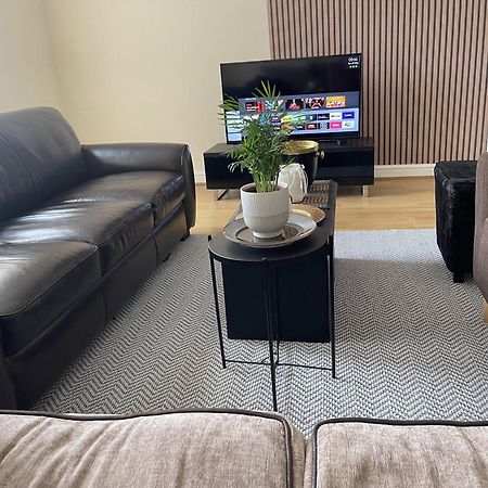 2-Bed Apartment - Sleeps 4 - Street Parking - Wifi Manchester Bagian luar foto