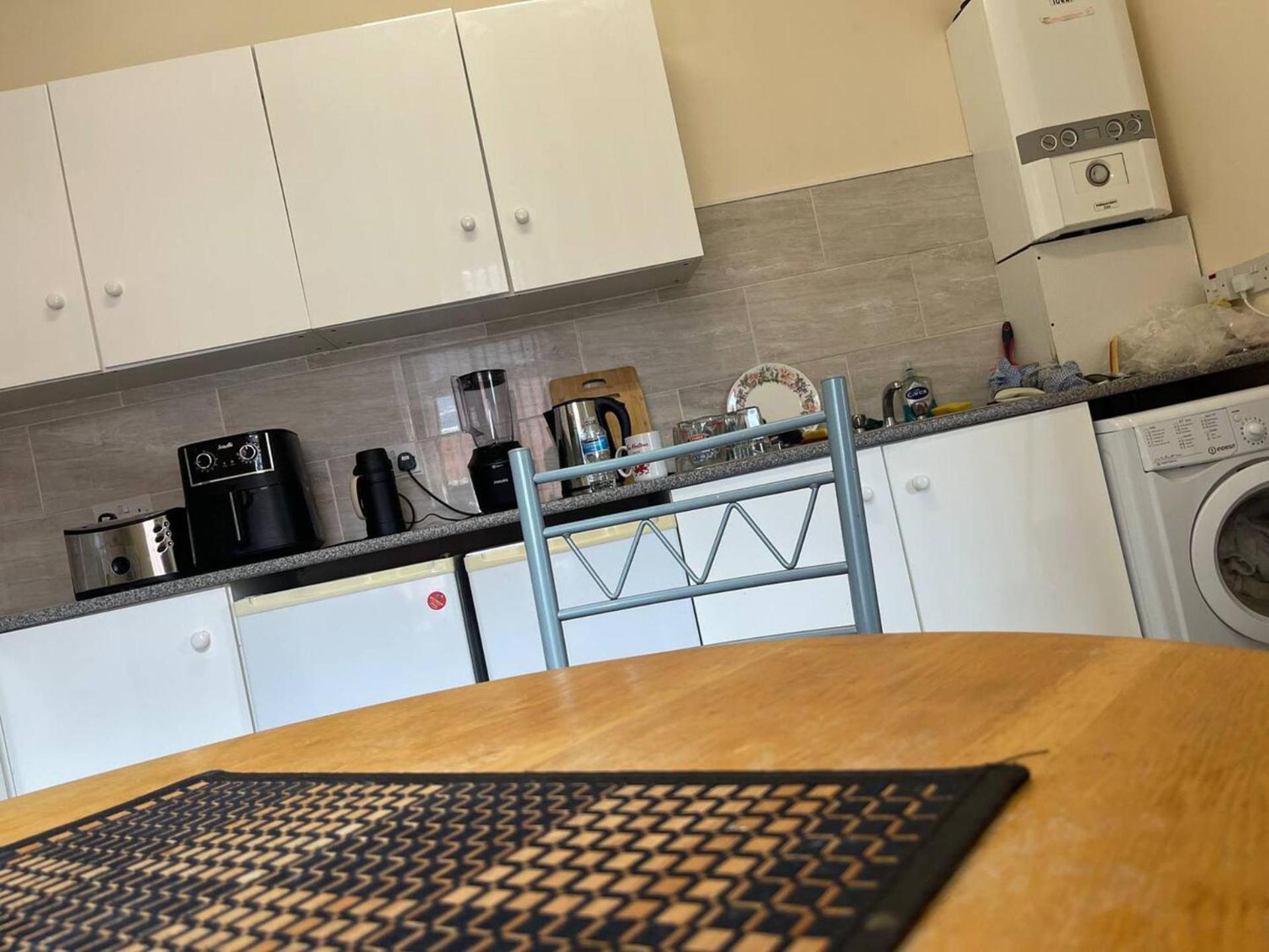2-Bed Apartment - Sleeps 4 - Street Parking - Wifi Manchester Bagian luar foto