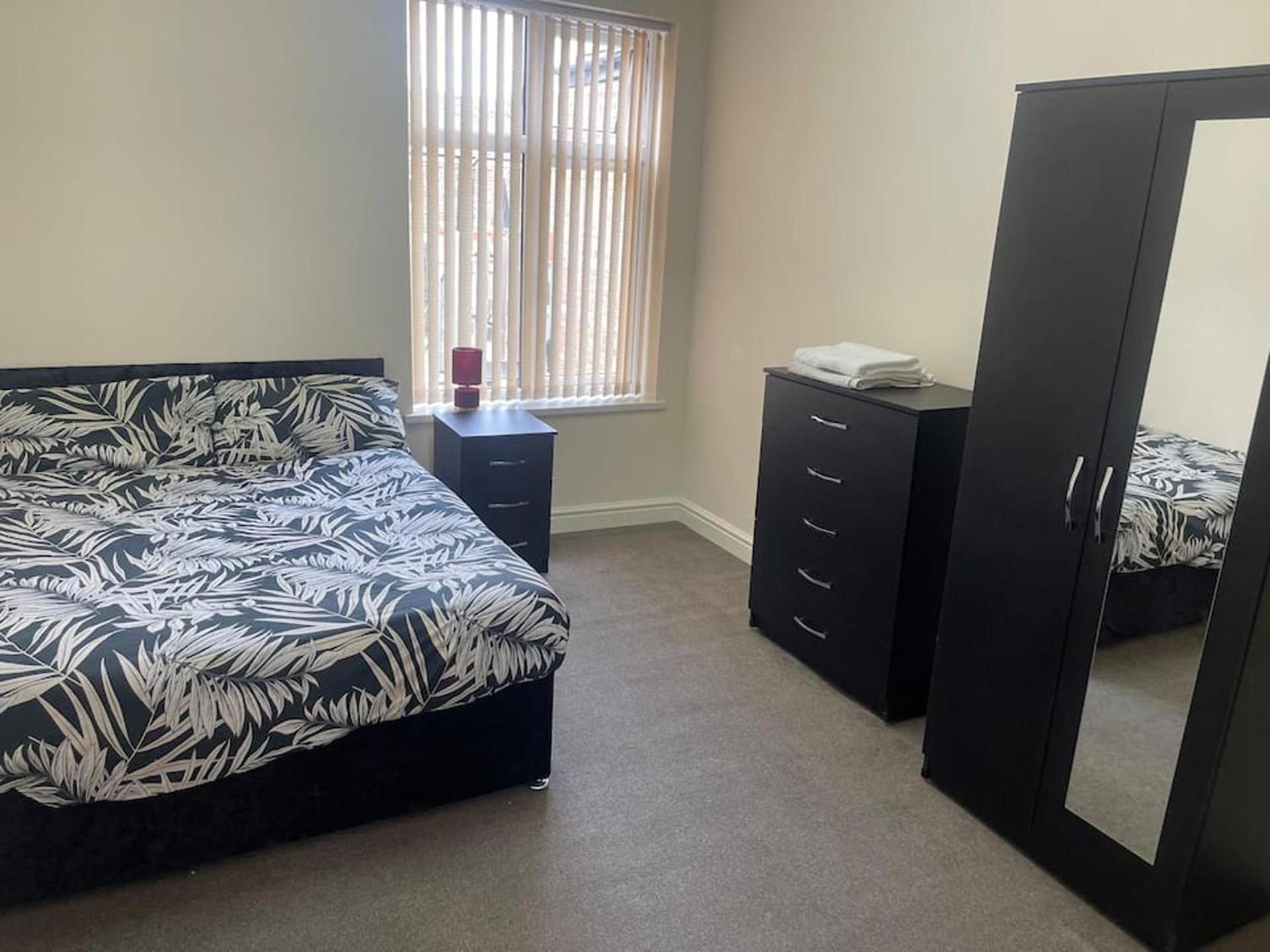 2-Bed Apartment - Sleeps 4 - Street Parking - Wifi Manchester Bagian luar foto