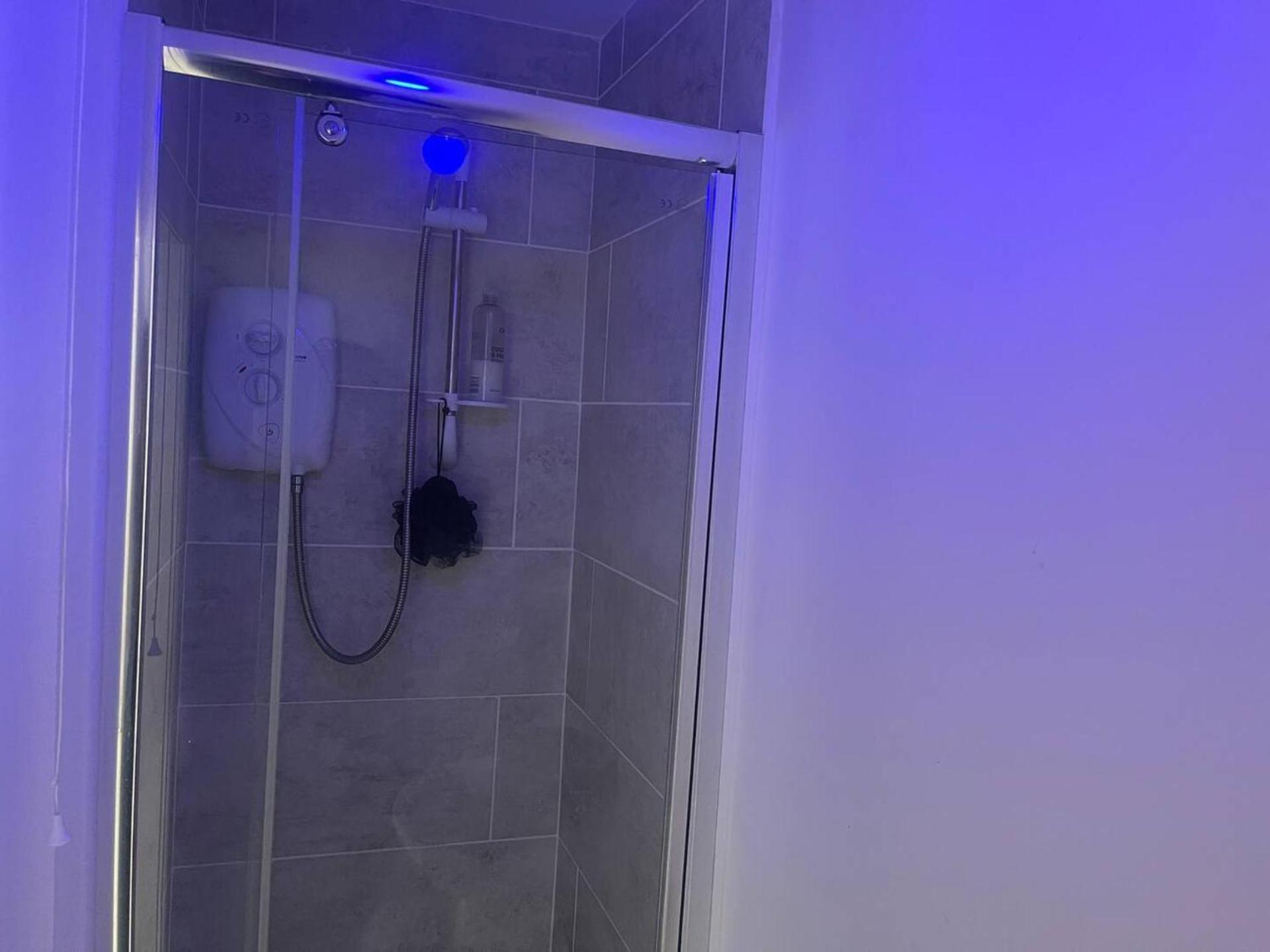 2-Bed Apartment - Sleeps 4 - Street Parking - Wifi Manchester Bagian luar foto