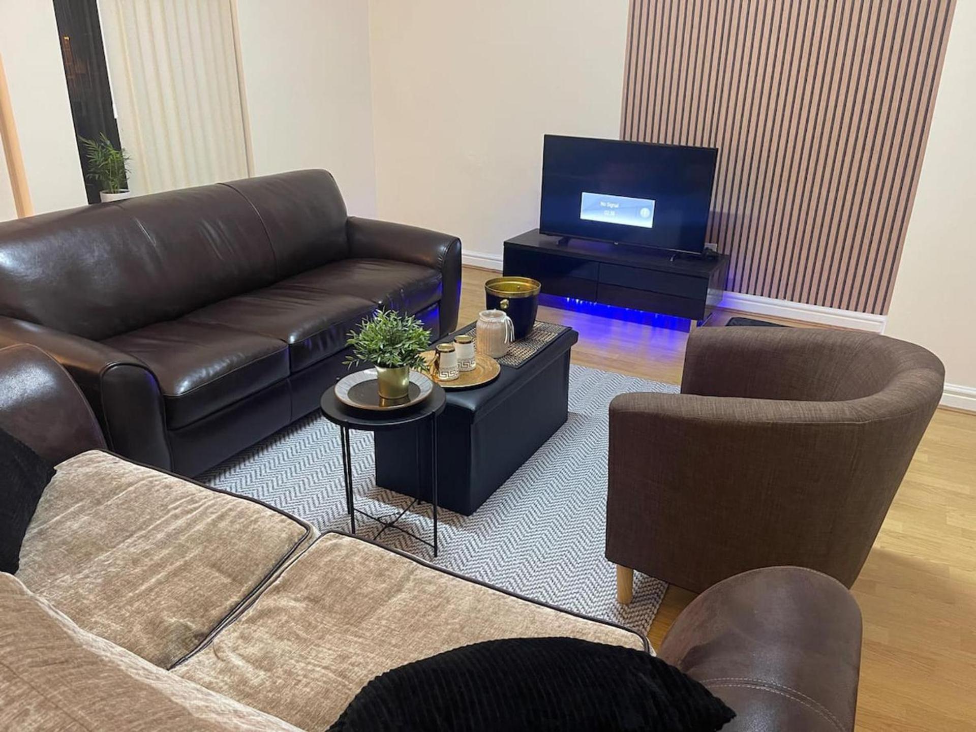 2-Bed Apartment - Sleeps 4 - Street Parking - Wifi Manchester Bagian luar foto