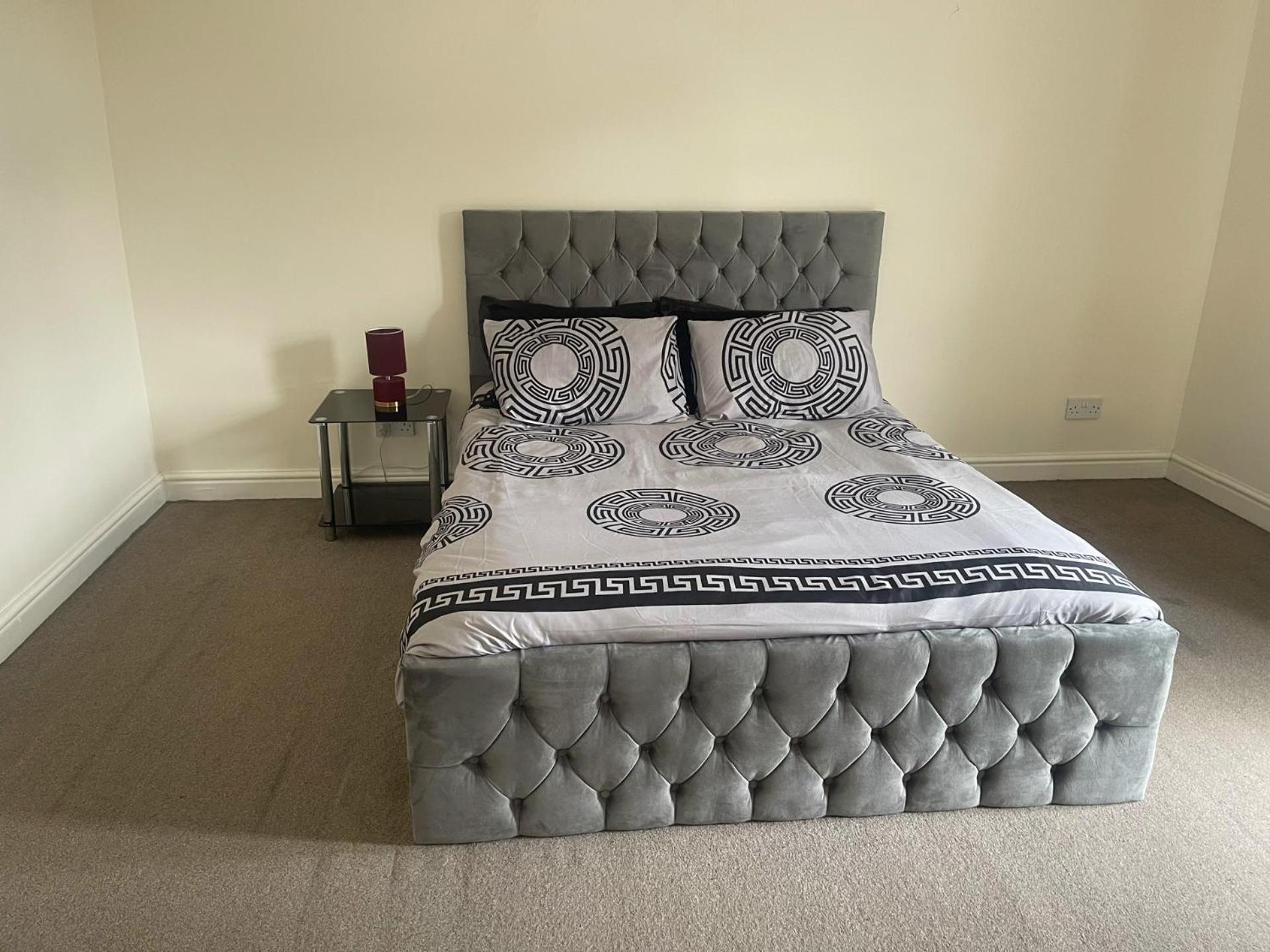 2-Bed Apartment - Sleeps 4 - Street Parking - Wifi Manchester Bagian luar foto