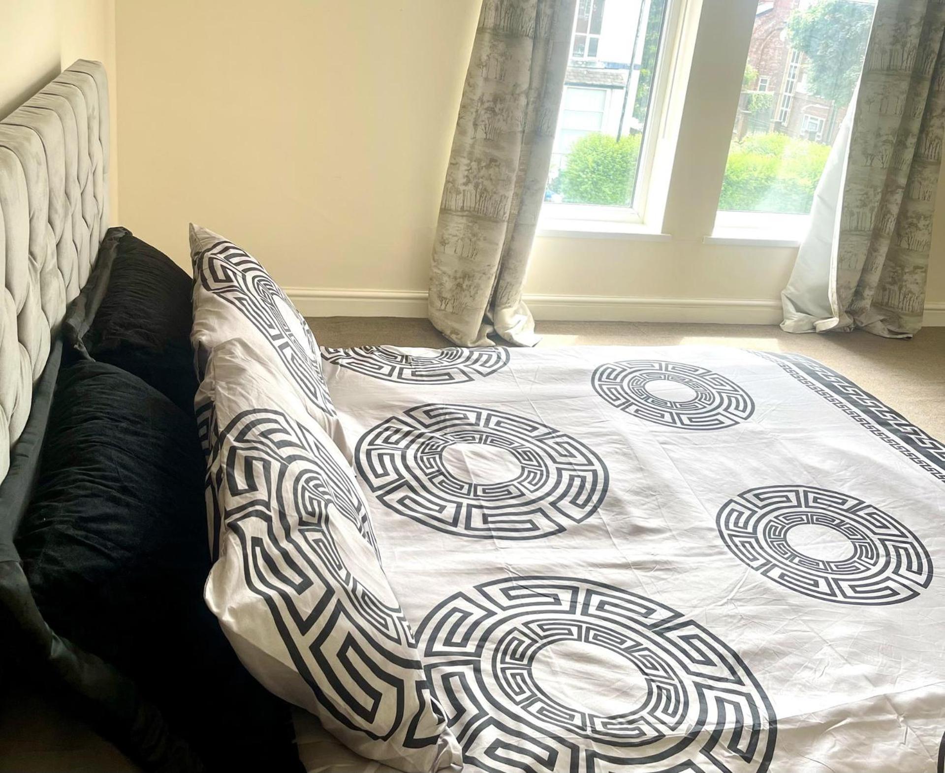 2-Bed Apartment - Sleeps 4 - Street Parking - Wifi Manchester Bagian luar foto