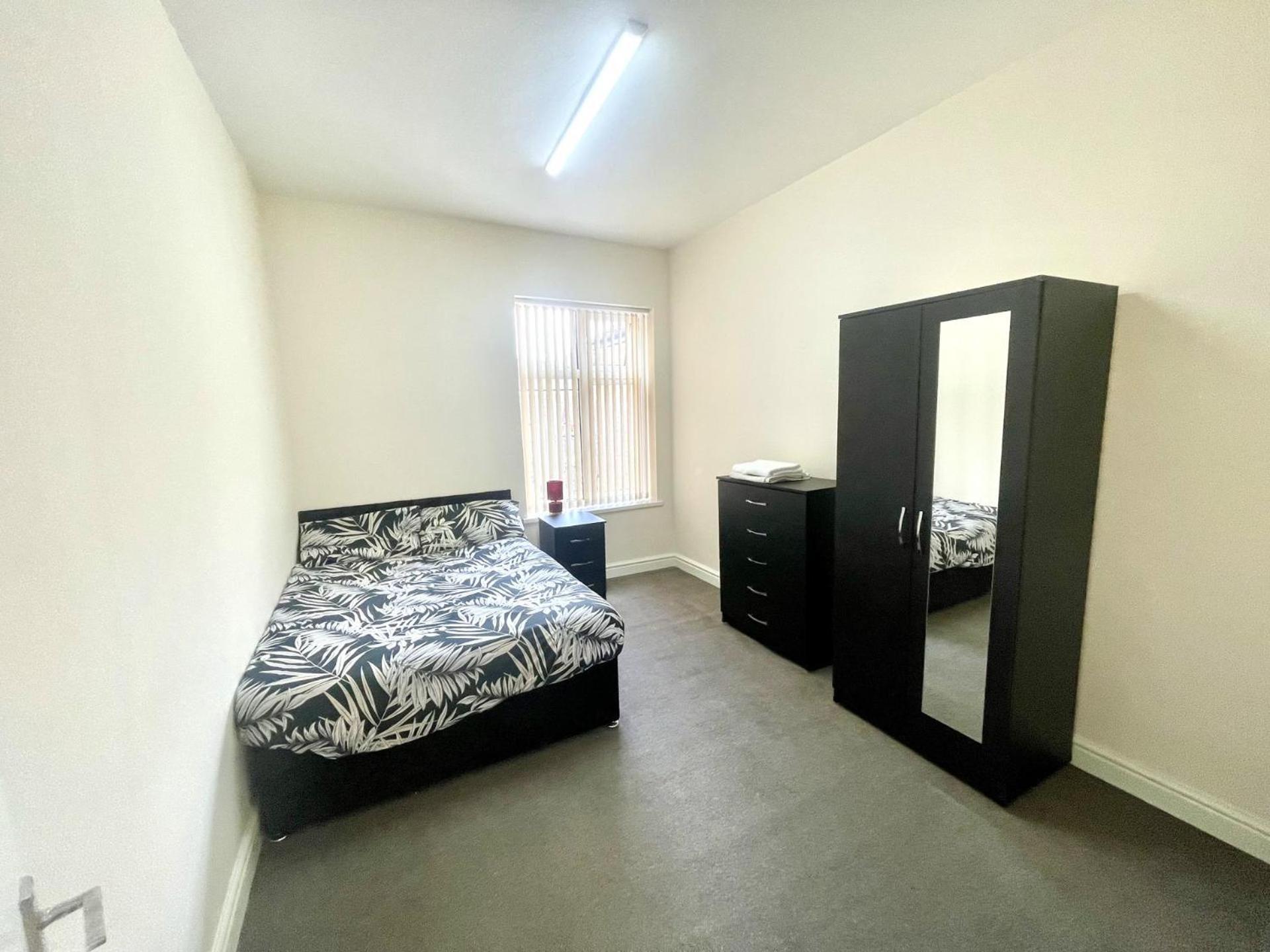 2-Bed Apartment - Sleeps 4 - Street Parking - Wifi Manchester Bagian luar foto