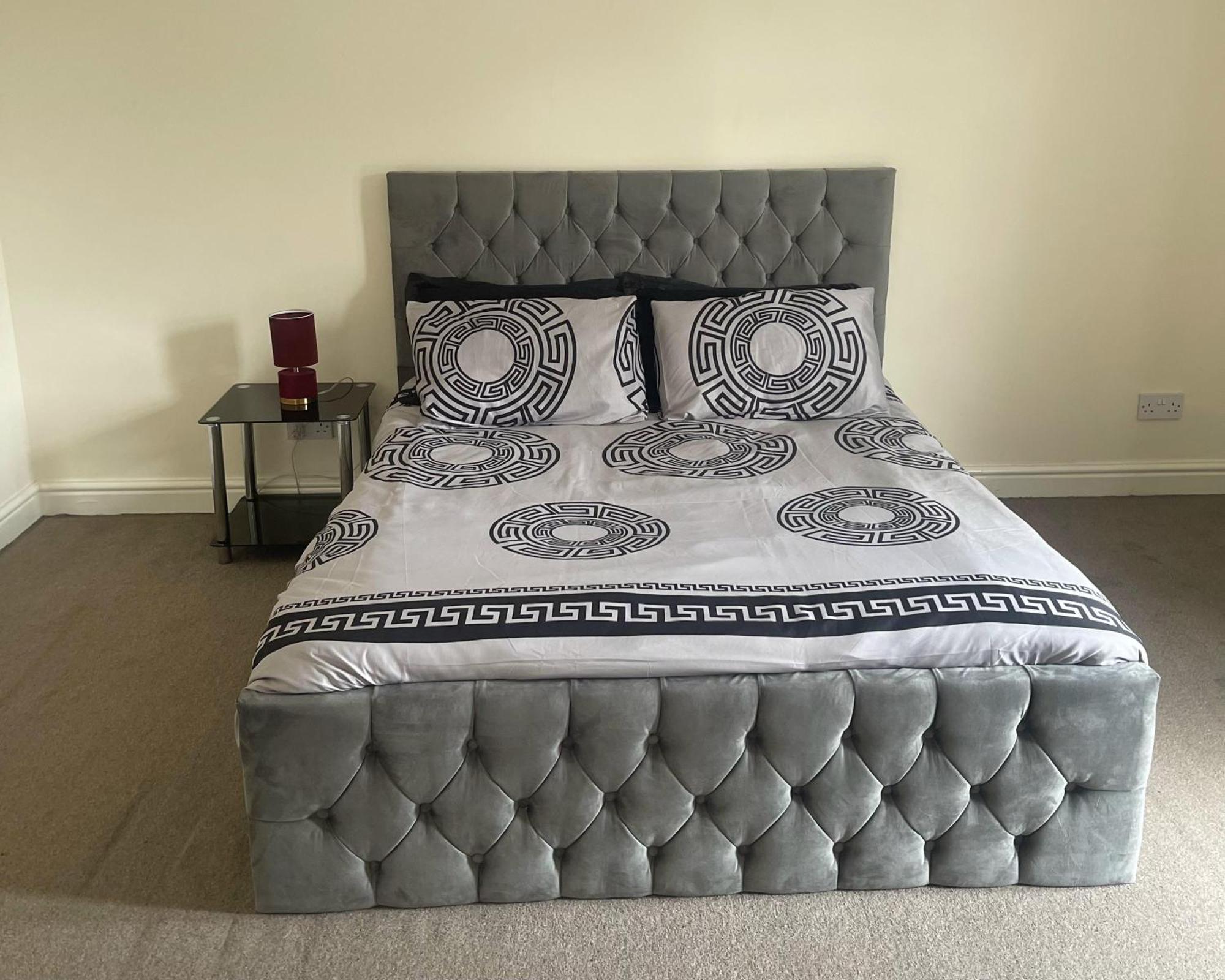 2-Bed Apartment - Sleeps 4 - Street Parking - Wifi Manchester Bagian luar foto