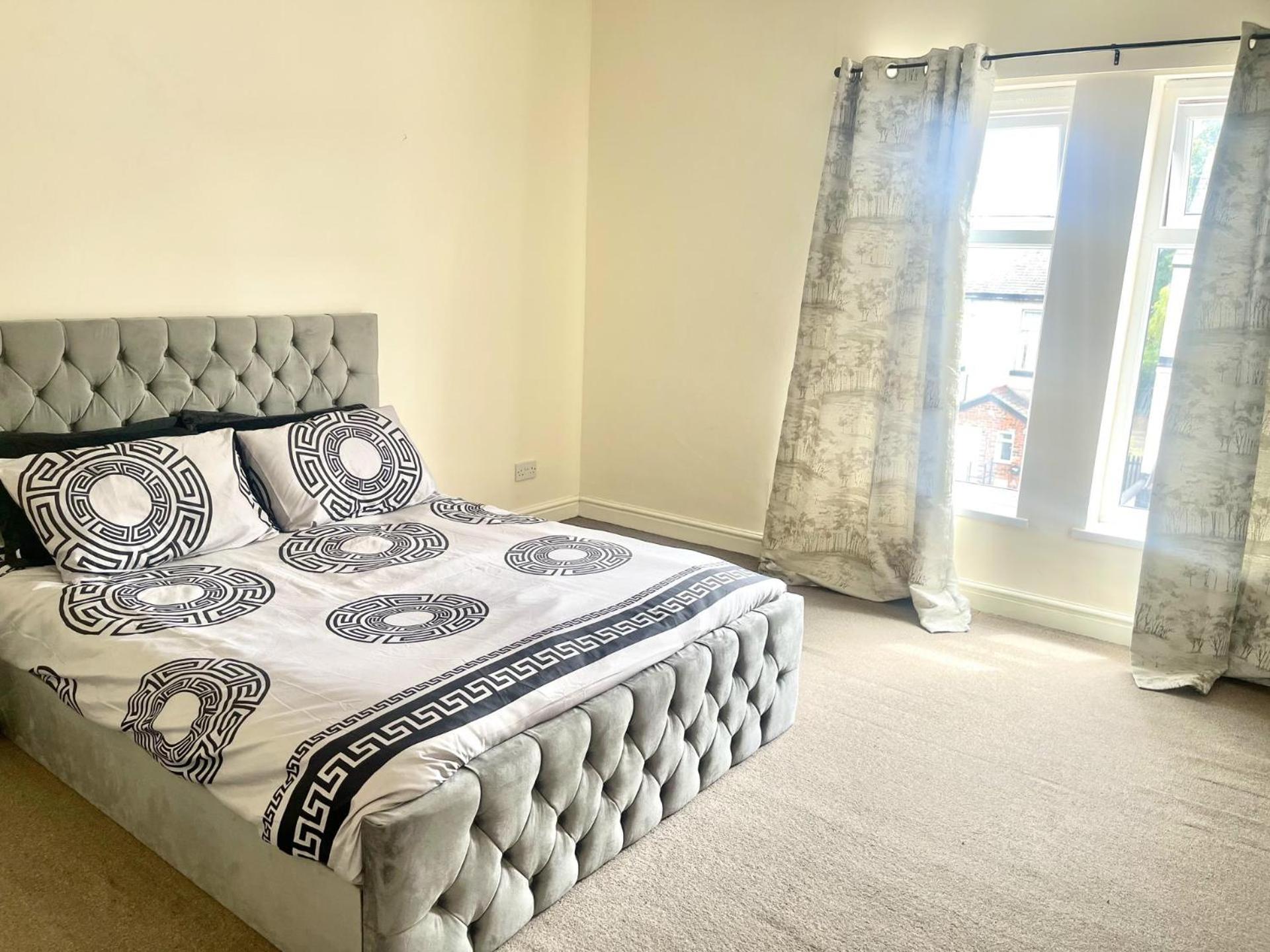 2-Bed Apartment - Sleeps 4 - Street Parking - Wifi Manchester Bagian luar foto